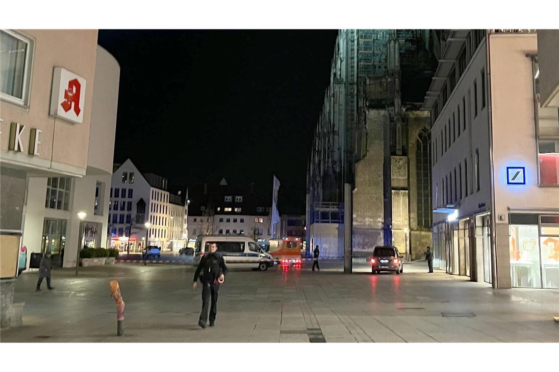 Der Münsterplatz in Ulm wurde von der Polizei abgesperrt.