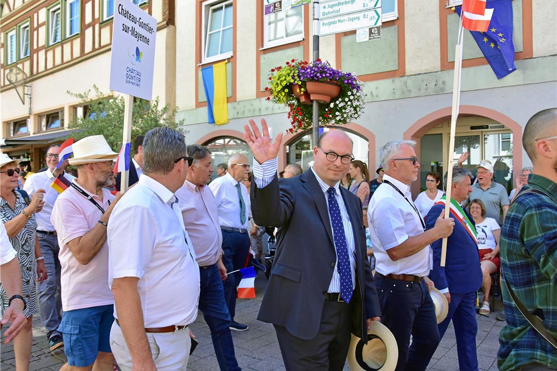Der Murrhardter Bürgermeister läuft beim Umzug mit. Feier zu 60 Jahre Städtepart...