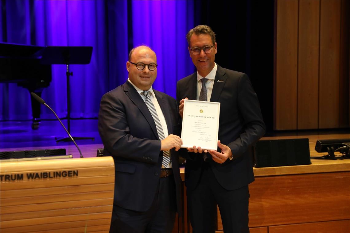 Der Murrhardter Bürgermeister und Kreisrat Armin Mößner (links) überreicht dem wiedergewählten Landrat Richard Sigel seine Ernennungsurkunde. Foto: Markus Metzger