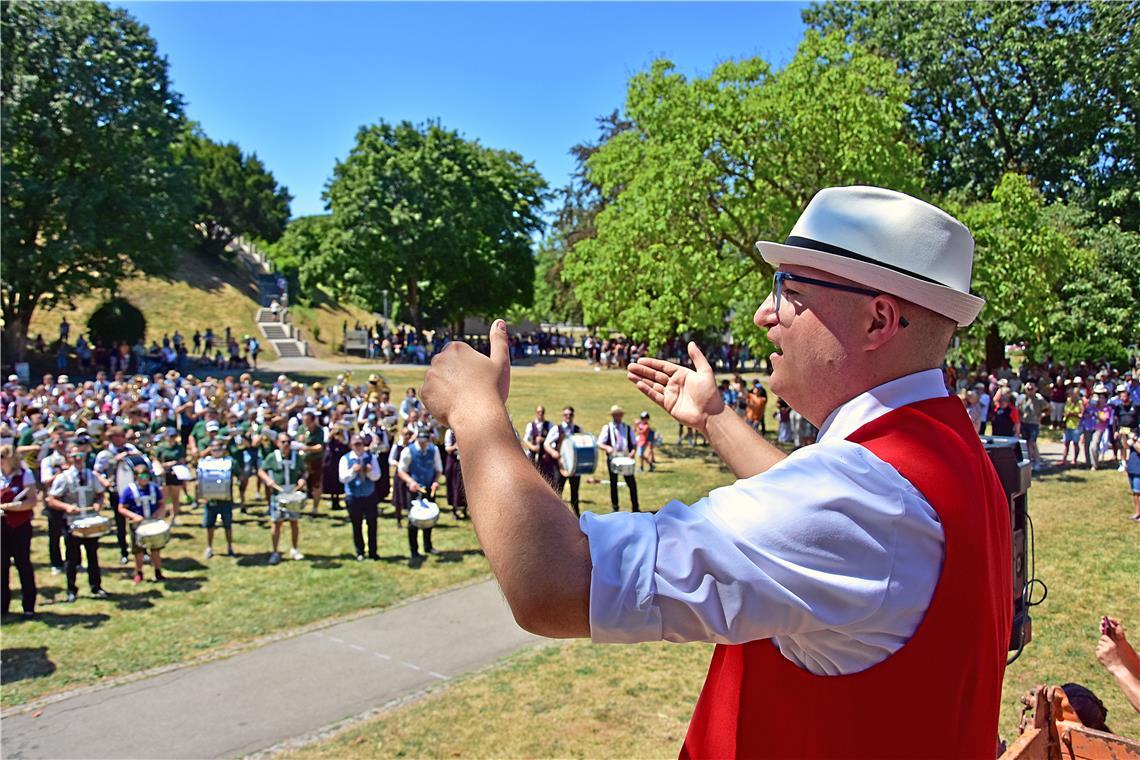 Der Murrhardter Dirigent dirigiert den Massenchor der Musikvereine im Stadtgarte...