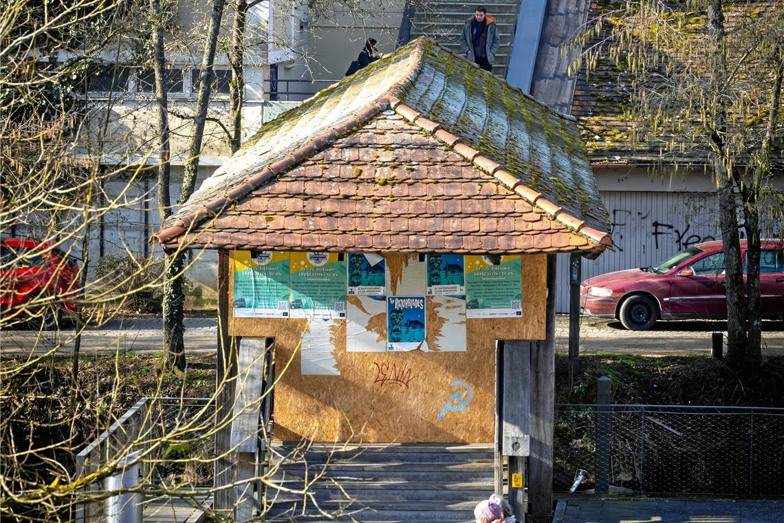 Murrsteg an der Backnanger Bleichwiese wird vorerst nicht ersetzt Der Murrsteg ist gesperrt, die Treppe dahinter wenig attraktiv. Die Stadt würde beide Probleme gerne gemeinsam lösen. Foto: Alexander Becher