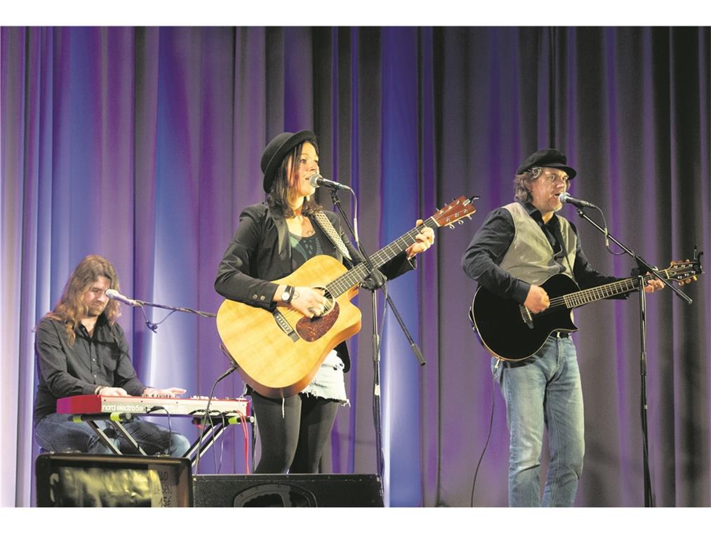 Mischung aus poetischem Pop, Poetry-Slam und Rap Der musikalische Part: Nadine Fabienne Fingerhut mit Frank Wesemann und Erik Regul (links). Foto: J. Fiedler