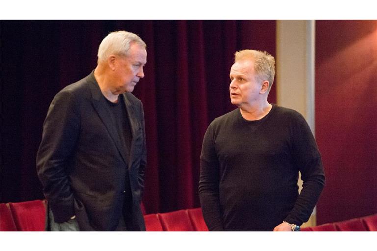 Der Musiker Herbert Grönemeyer (r) und der US-Regisseur Robert Wilson vor zehn Jahren am Berliner Ensemble im Theater am Schiffbauerdamm. (Archivfoto von 2015)