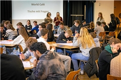 Der Musiksaal der Backnanger Max-Eyth-Realschule verwandelt sich bei der Konferenz am Dienstag in ein „World Café“. Foto: Alexander Becher 