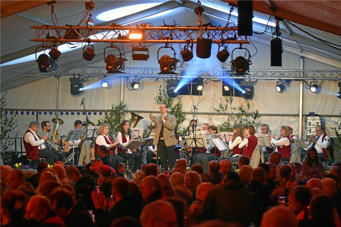 Strümpfelbach feiert 750-jähriges Bestehen Der Musikverein aus Sachsenweiler sorgte am Samstagabend für Stimmung im Festzelt. Fotos: Tobias Sellmaier