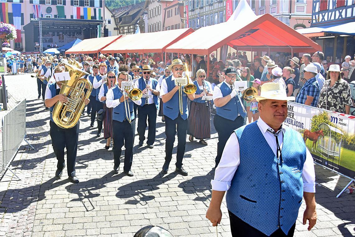 Der Musikverein aus Unterweissach. Feier zu 60 Jahre Städtepartnerschaft Murrhar...