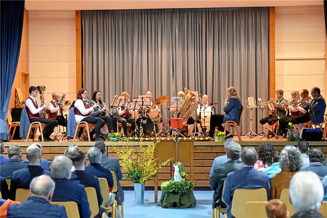 Der Musikverein umrahmt den Großerlacher Bürgertreff in der Schwalbenflughalle Grab. Fotos: Tobias Sellmaier