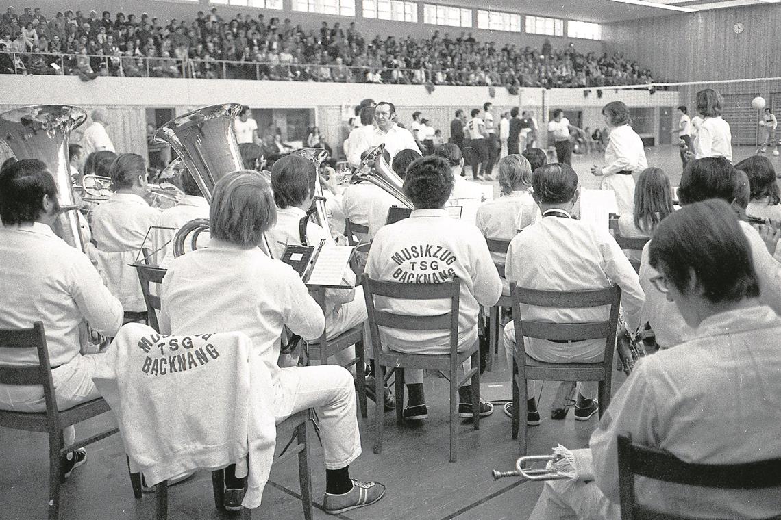 Backnang als Testlauf für München 1972 Der Musikzug der TSG Backnang 1846 sorgte zwischen Vor- und Länderspiel für den guten Klang.