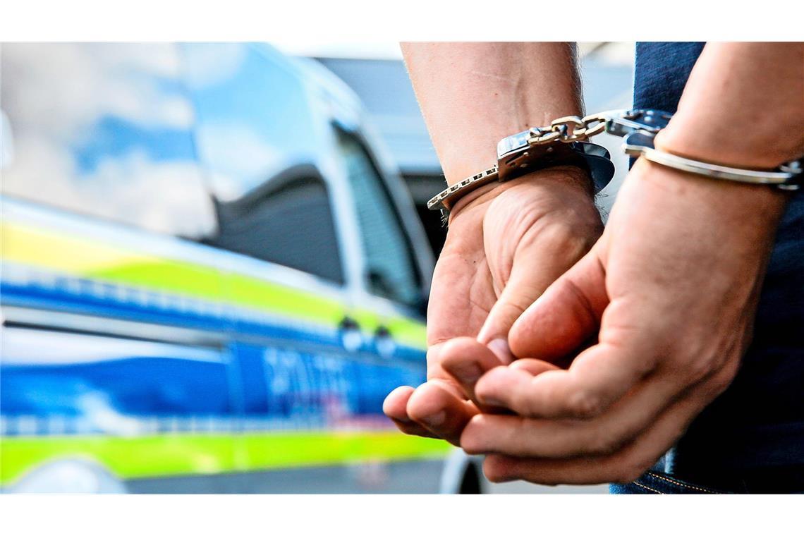 Brandstiftung in Karlsruhe: 30-Jähriger nach Feuer in Scheune festgenommen Der mutmaßliche Brandstifter wurde festgenommen und in eine geschlossene psychiatrische Einrichtung gebracht. (Symbolbild)