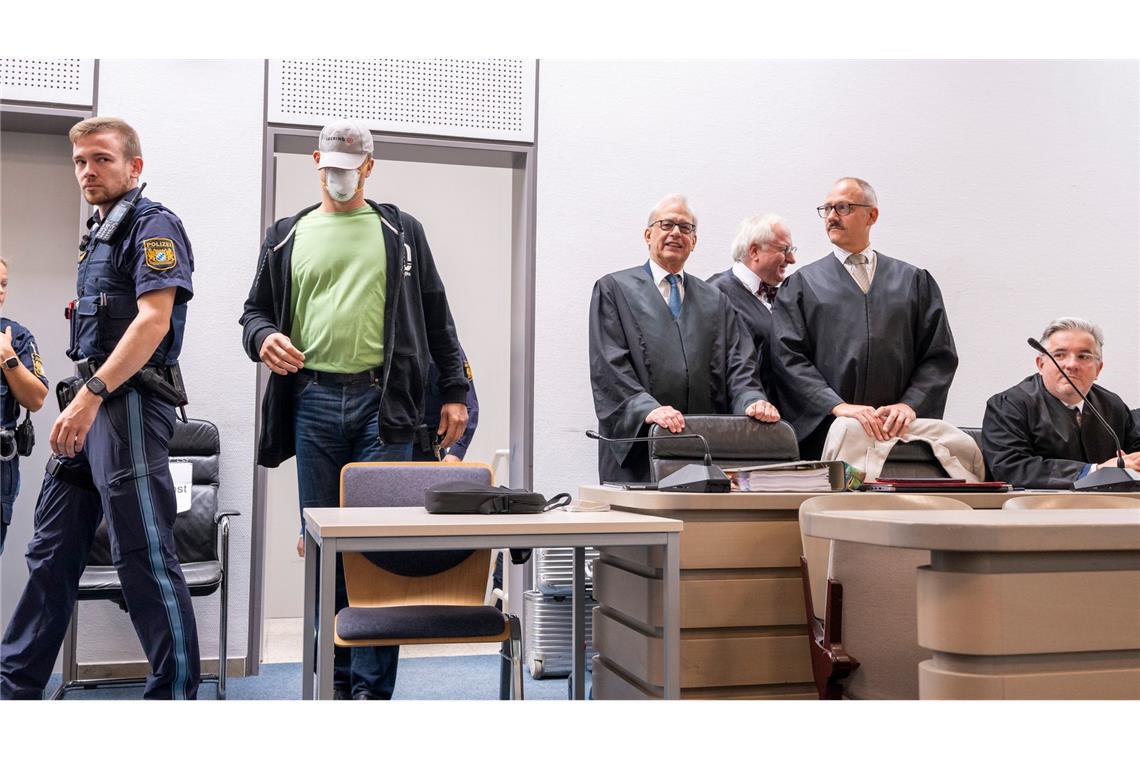 Bis zu elf Jahre Gefängnis nach Diebstahl von Keltengold Der mutmaßliche Haupttäter kommt vor der Urteilsverkündung im Fall des Diebstahls des Manchinger Keltengoldes in den Gerichtssaal.