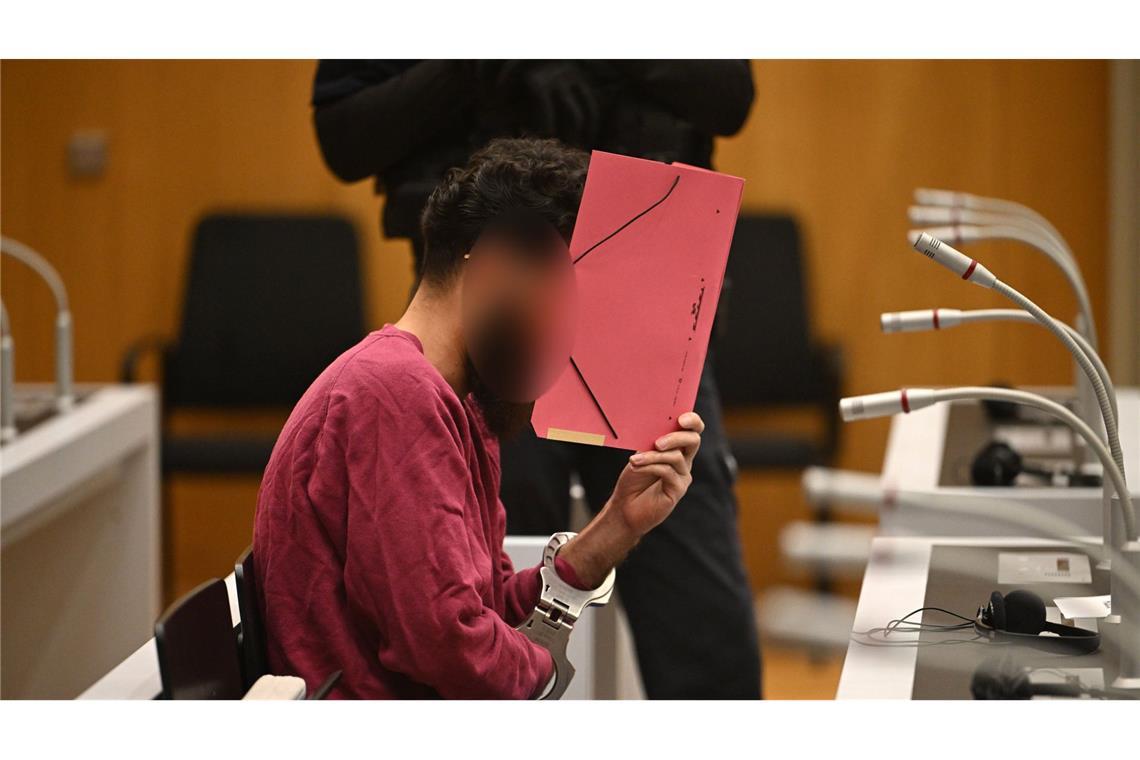 Polizist schildert, wie er auf den Messerangreifer schoss Der mutmaßliche Terrorist Sulaiman A. vor dem Stuttgarter Oberlandesgericht: weitestgehend regungslos.