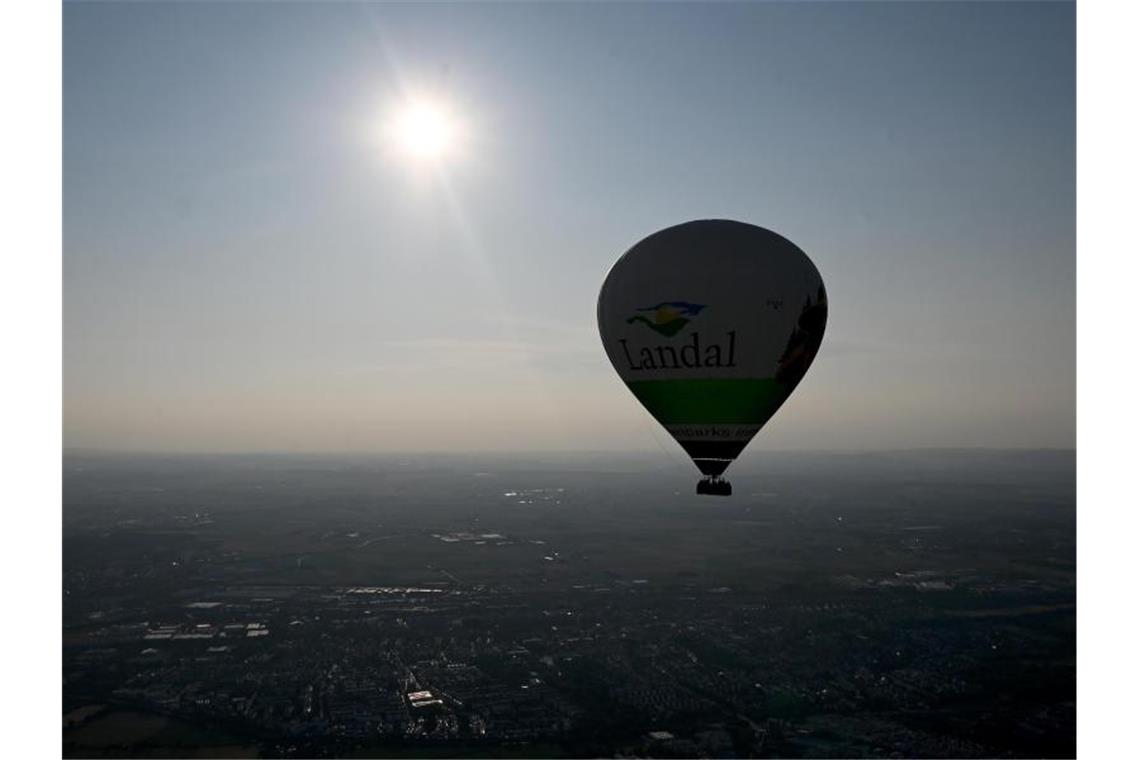 Der nach Angaben des Herstellers größte jemals in Deutschland produzierte Heißluftballon schwebt bei seiner Jungfernfahrt über Stuttgart. Foto: Bernd Weißbrod/dpa