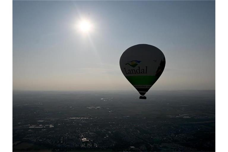 Der nach Angaben des Herstellers größte jemals in Deutschland produzierte Heißluftballon schwebt bei seiner Jungfernfahrt über Stuttgart. Foto: Bernd Weißbrod/dpa