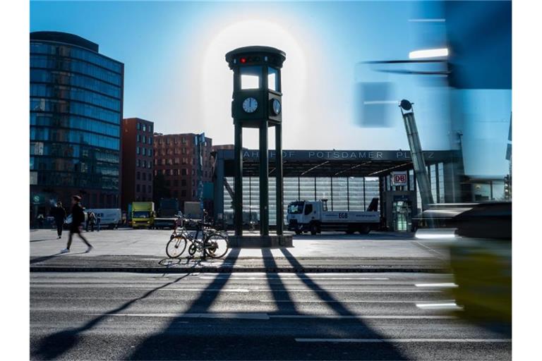 Der Nachbau des Ampelturms am Potsdamer Platz on Berlin. Foto: Monika Skolimowska/dpa-Zentralbild/dpa