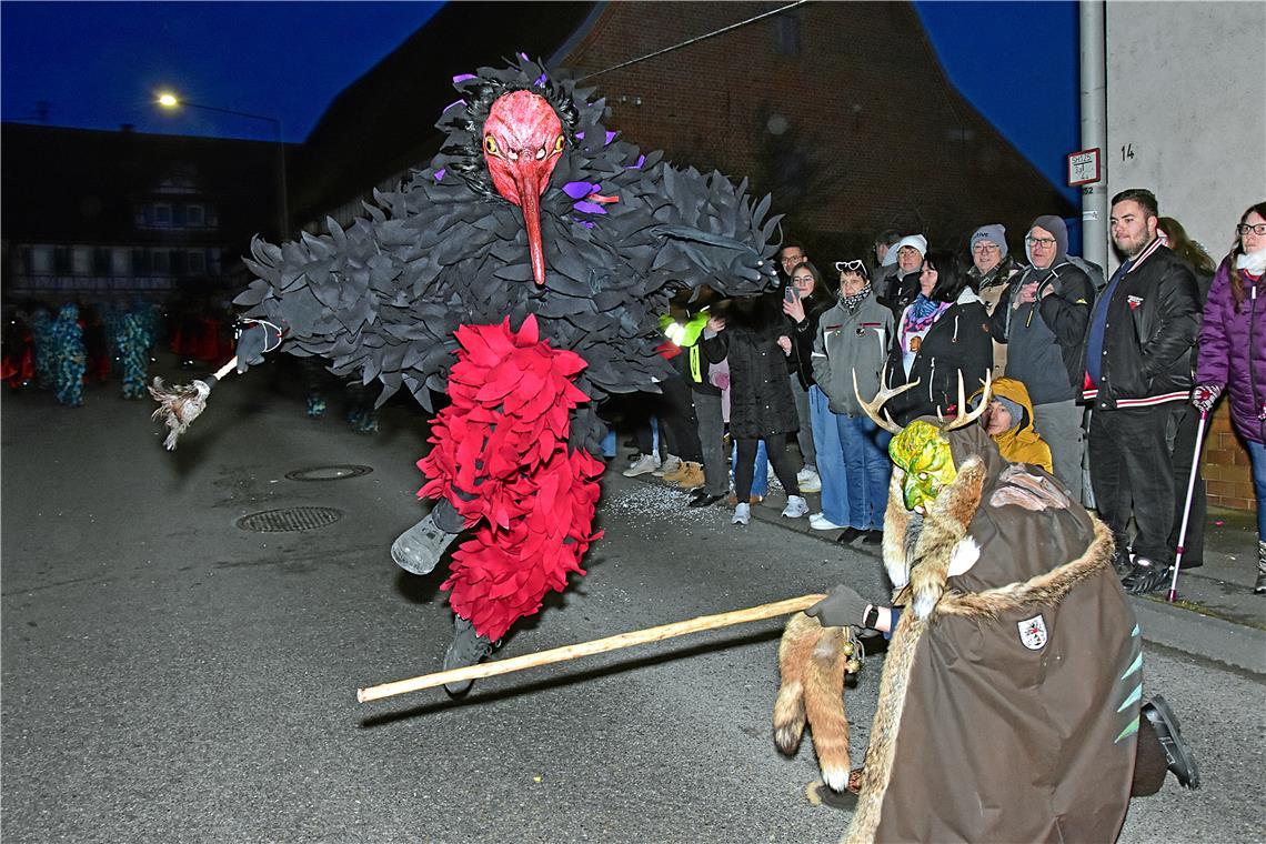 Der Nachtkrabb von der Narrenzunft Murreder Henderwäldler springt über den Stab ...