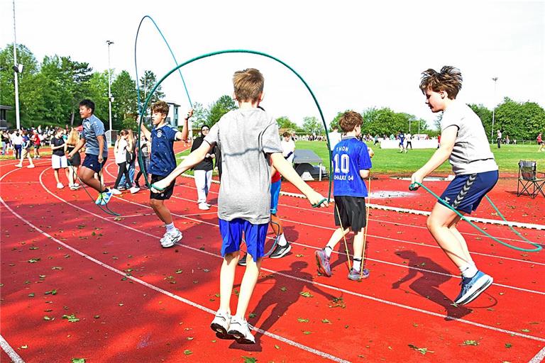 Der Nachwuchs aus den Backnanger Schulen ist beim Sportunterricht der besonderen Art mit Feuereifer dabei. Fotos: Tobias Sellmaier