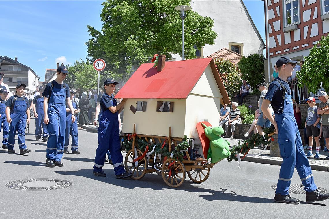 Der Nachwuchs der örtlichen Feuerwehr mit seinem Festwagen. Der große Festzug di...