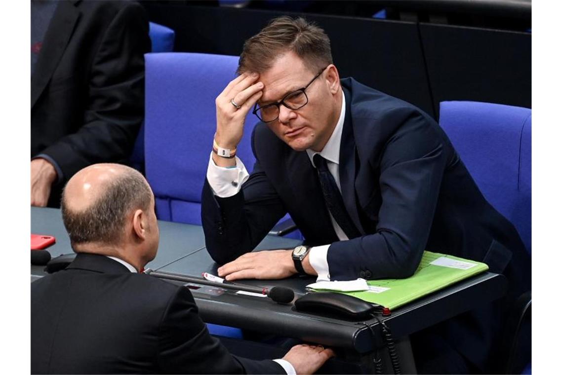 Der nächste Bundeskanzler Olaf Scholz (l) spricht im Bundestag mit Carsten Schneider (Archivbild). Foto: Britta Pedersen/dpa-Zentralbild/dpa