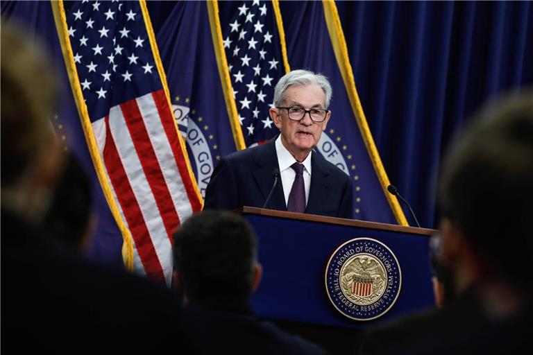 Der nächste Fed-Zinsentscheid steht am 28. Januar 2026 an. Alle wichtigen Infos zu Termin, Uhrzeit, Prognosen & Auswirkungen für Verbraucher und Anleger.