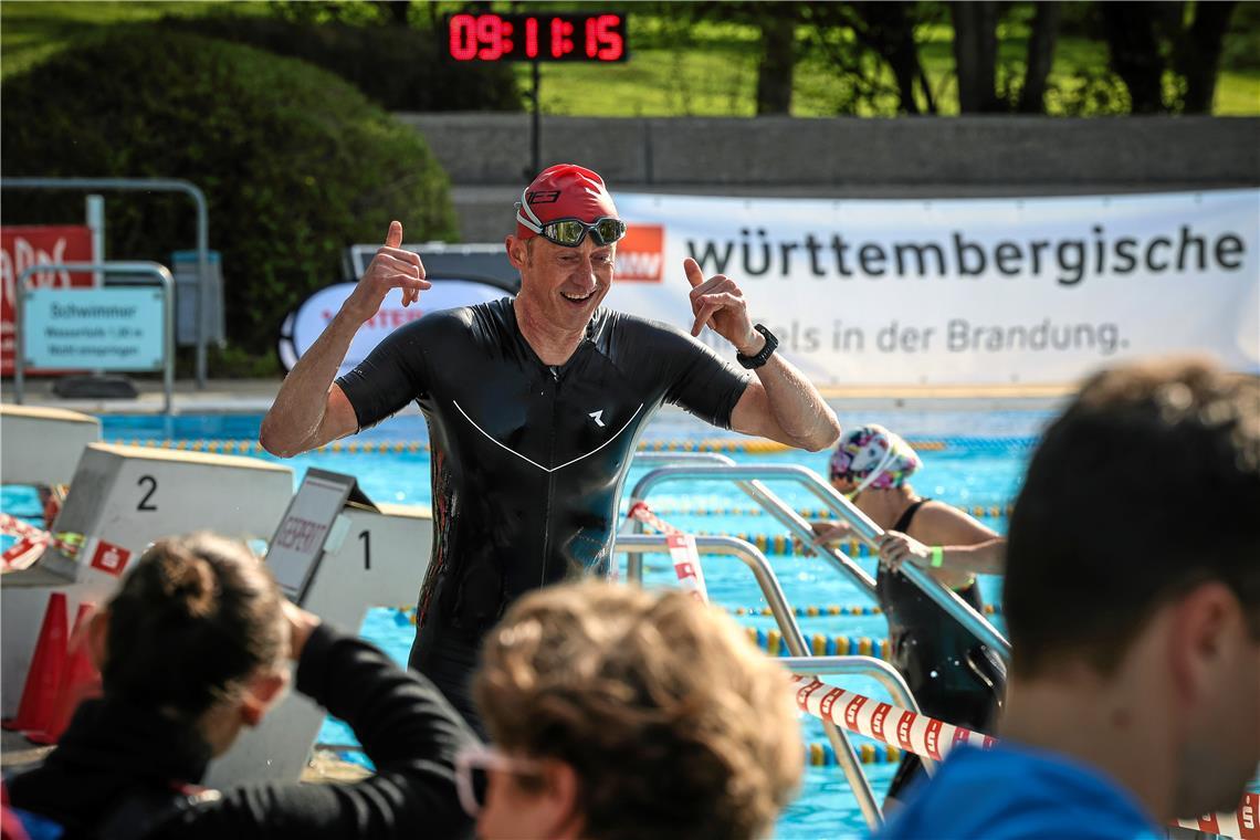 Der Nächste hat das Schwimmen hinter sich gebracht und an der Treppe steigt auch...