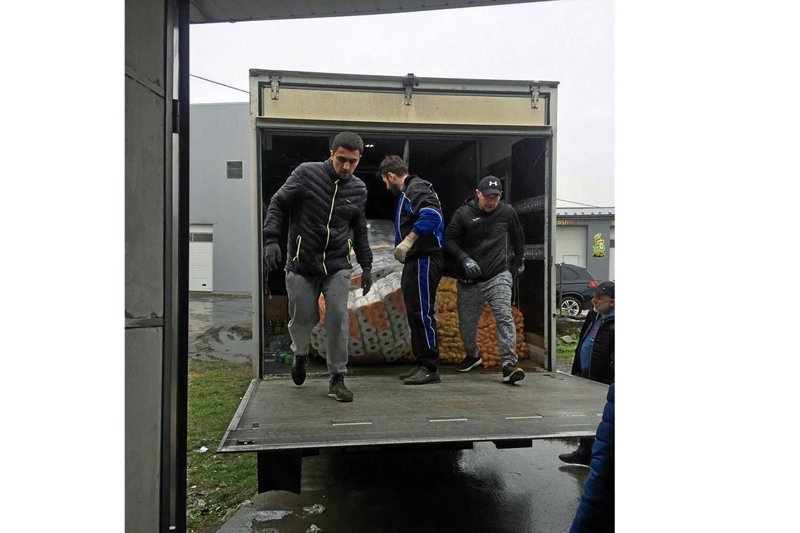 Hilfslieferung in die Ukraine erfordert Improvisationstalent Der nächste Schritt: Später werden die Lebensmittel und weitere Hilfsgüter in kleinere Transporter umgeladen, um sie in die Region und nach Charkiw bringen zu können.