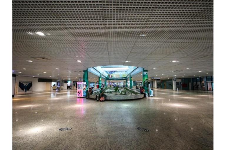 Der nahezu menschenleere Flughafen Eduardo Gomes in Brasilien. Foto: Lucas Silva/dpa