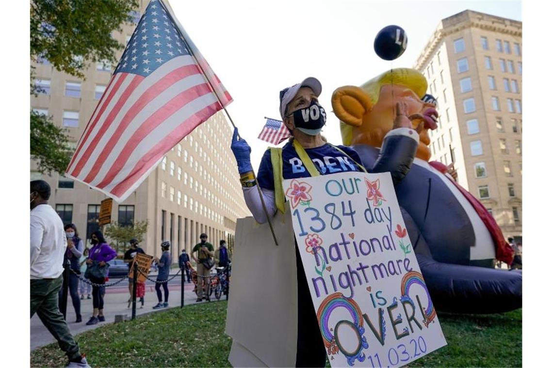 Der nationale Alptraum ist vorbei, meint eine Frau in Washington. Foto: Alex Brandon/AP/dpa