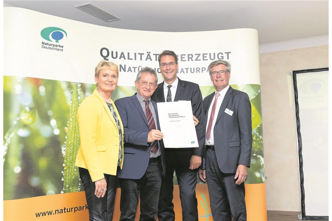Multitalente für nachhaltige Entwicklung Der Naturpark Schwäbisch-Fränkischer Wald erhält die Auszeichnung „Qualitäts-Naturpark“ (von links): Staatssekretärin Friedlinde Gurr-Hirsch, Naturparkgeschäftsführer Bernhard Drixler, Landrat Richard Sigel und Friedel Heuwinkel, Präsident Verband Deutscher Naturparke, bei der Verleihung im Kulinarium am Fornsbacher Waldsee. Darüber hinaus gab es eine Urkunde zum 40-jährigen Bestehen des Naturparks. Foto: J. Fiedler