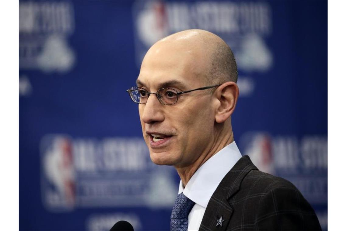 NBA-Boss: Saisonunterbrechung wegen Corona macht keinen Sinn Der NBA-Chef spricht während einer Pressekonferenz zur aktuellen Corona-Situation. Foto: Gerry Broome/AP/dpa