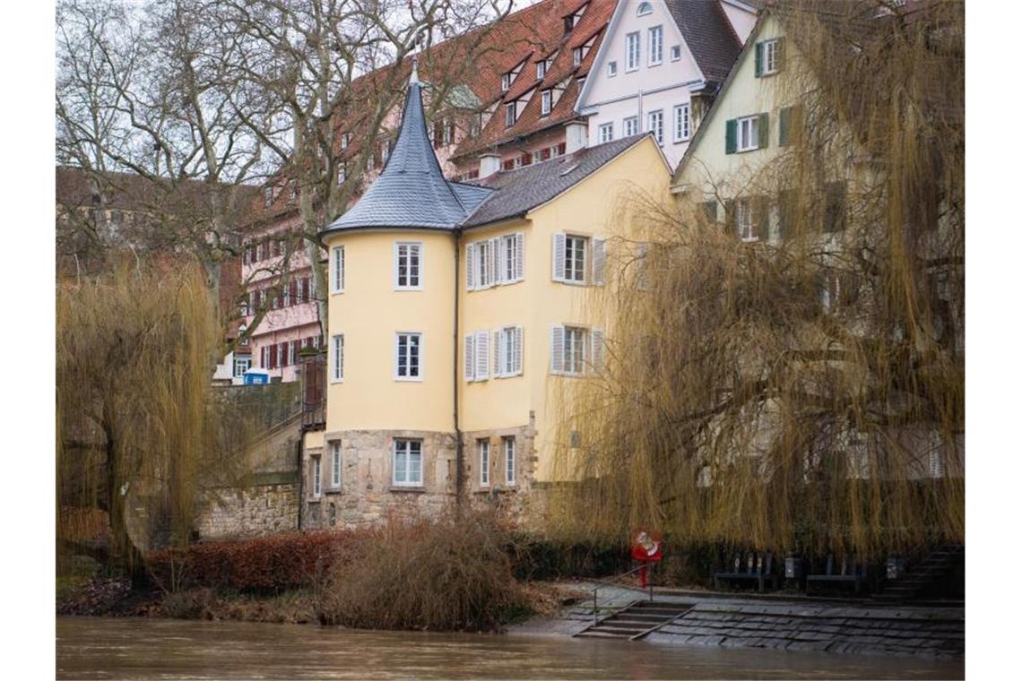 Hölderlinturm in Tübingen festlich wiedereröffnet Der Neckar fließt vor dem Hölderlinturm. Foto: Tom Weller/dpa