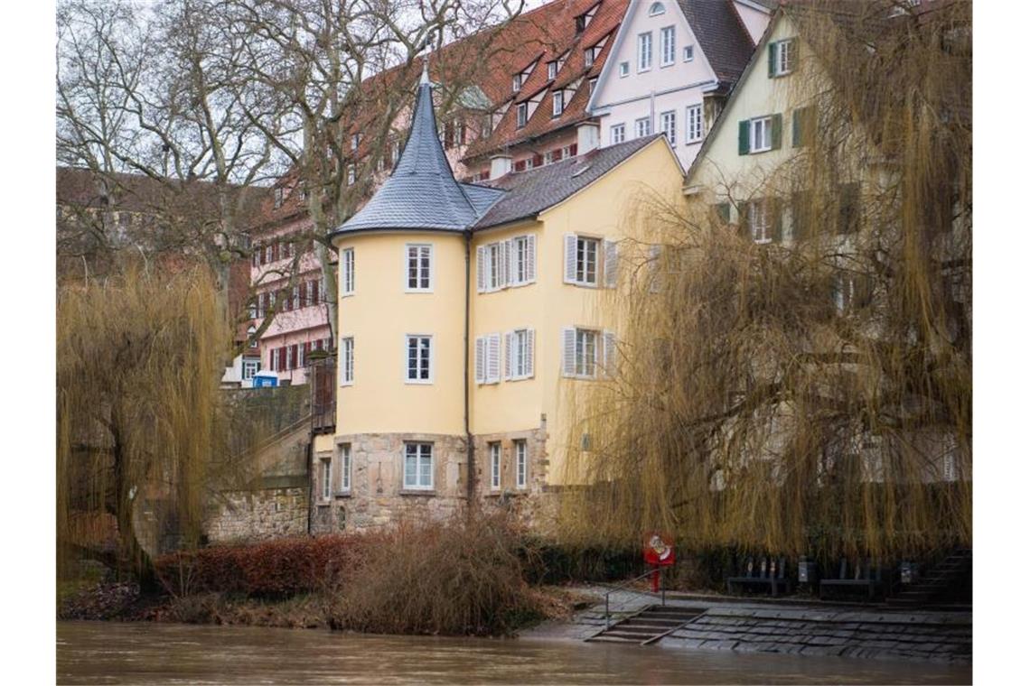 Der Neckar fließt vor dem Hölderlinturm. Hölderlin lebte von 1807 bis 1843 in dem Turm in Tübingen. Foto: Tom Weller/dpa