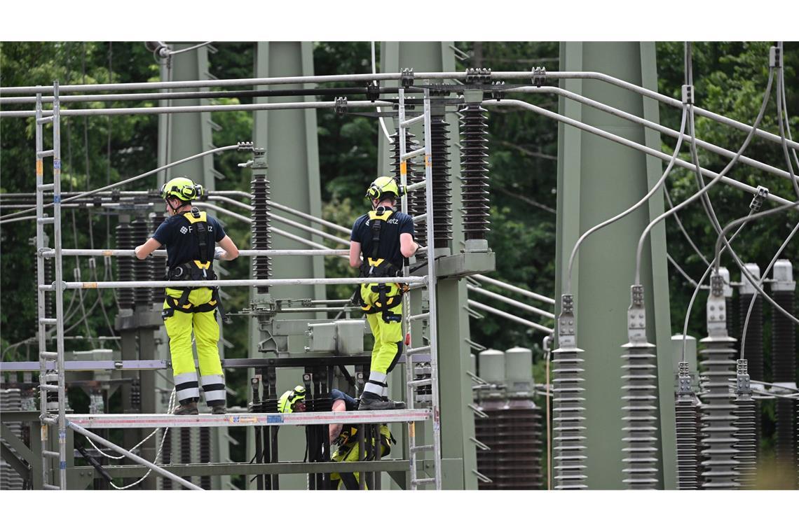 Der Netzbetreiber arbeitet weiter daran, alle betroffenen Haushalte wieder mit Strom zu versorgen.