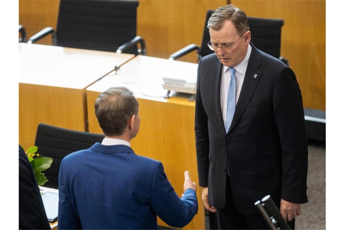 Der neu gewählte Ministerpräsident Bodo Ramelow (r., Linke), verweigert dem AfD-Fraktionschef Björn Höcke den Handschlag nach der Wahl. Foto: Michael Reichel/dpa-Zentralbild/dpa
