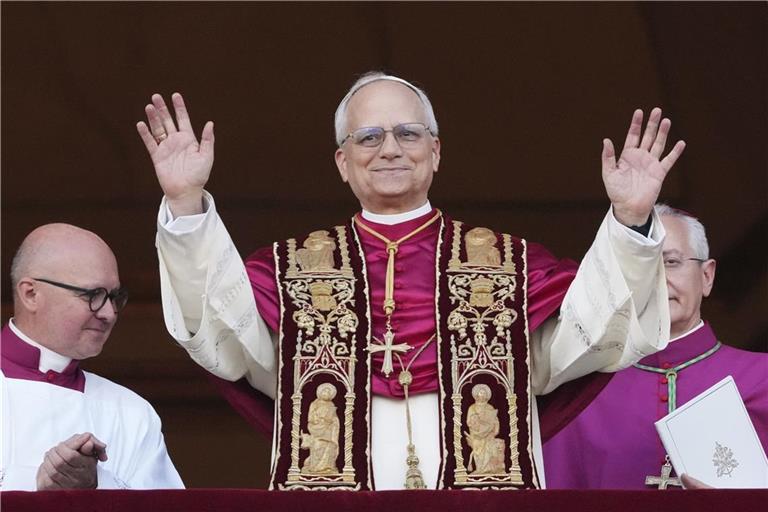 Der neu gewählte Papst Leo XIV., der US-Amerikaner Robert Prevost, erscheint auf der Mittelloggia  des Petersdoms im Vatikan.