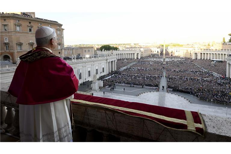 Der neu gewählte Papst Leo XIV., der US-Amerikaner Robert Prevost, steht nach dem Konklave am 8. Mai 2025 auf dem Balkon des Petersdoms im Vatikan.
