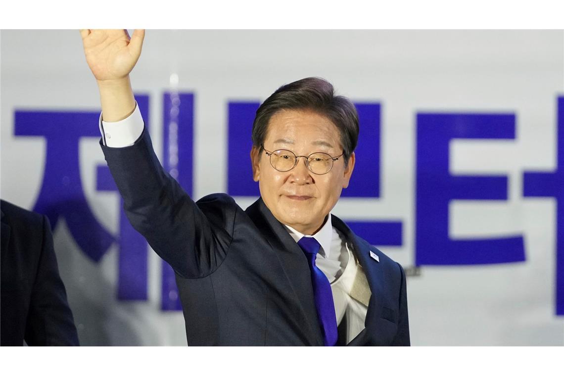 Bilder des Tages Der neu gewählte Präsident Südkoreas, Lee Jae-myung, gestikuliert, während sich seine Anhänger vor der Nationalversammlung versammeln.