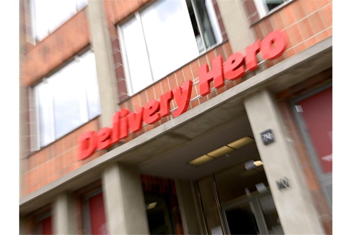 Neues Dax-Mitglied Delivery Hero schreibt hohe Verluste Der neu im Dax gelistete Konzern Delivery Hero schreibt rote Zahlen. Foto: Britta Pedersen/dpa-Zentralbild/dpa