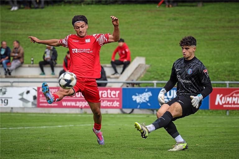 Der Neu-Mannheimer Shaban Veselaj (am Ball) trifft gleich auf seinen Ex-Verein. Foto: Alexander Becher
