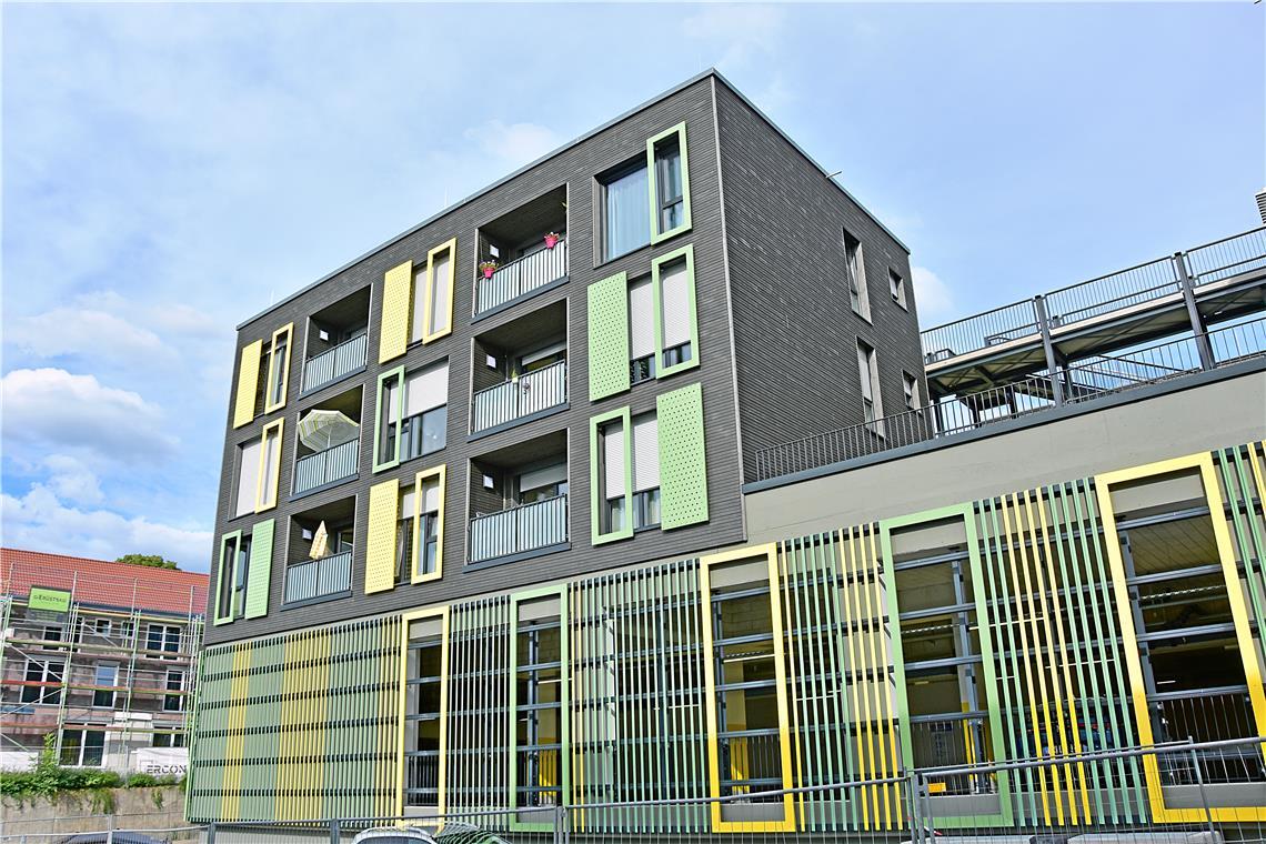 Der Neubau auf dem ehemaligen Krankenhausparkplatz in Backnang ist fast fertig. 15 der insgesamt 48 Wohnungen sind bereits bezogen. Foto: Tobias Sellmaier