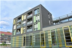 Der Neubau auf dem ehemaligen Krankenhausparkplatz in Backnang ist fast fertig. 15 der insgesamt 48 Wohnungen sind bereits bezogen. Foto: Tobias Sellmaier