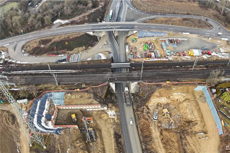 Der Neubau der Bahnbrücken inklusive der dafür notwendigen Sperrung der B 14 wird die Verkehrsteilnehmer im Raum Backnang stark beeinträchtigen. Foto: Ulrich Maier
