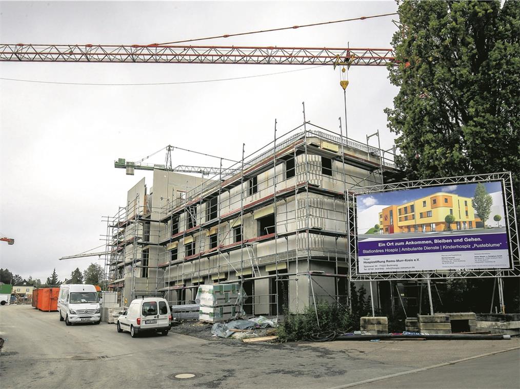 Der Neubau der Hospizstiftung geht zügig voran. Wenn alles klappt, wird das Hospiz im ehemaligen Krankenhausareal im April eingeweiht. Foto: A. Becher.