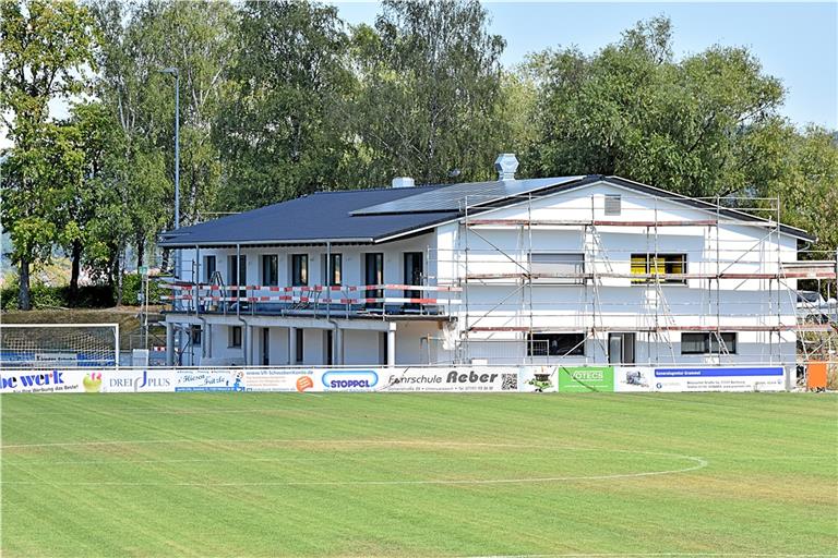 Der Neubau des Fußballvereinsheims ist mittlerweile weit vorangeschritten. Foto: Tobias Sellmaier