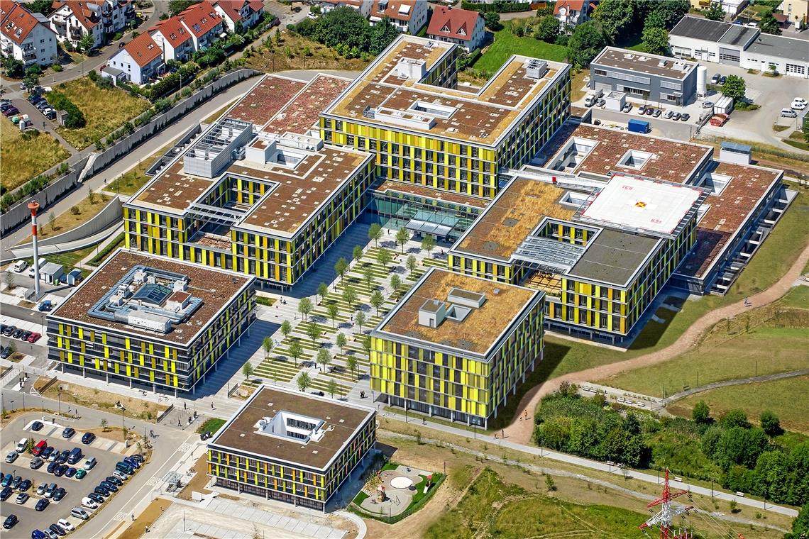 Der Neubau des Hauses D (rechts zwischen dem Verwaltungsbau und dem bisherigen Klinikum) des Rems-Murr-Klinikums in Winnenden wird vom Land Baden-Württemberg mit über 31 Millionen Euro gefördert. Foto/Visualisierung: Rems-Murr-Klinikum