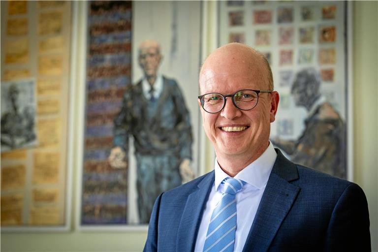Der neue Amtsgerichtsdirektor Max Schwoerer hat sein Büro bereits eingerichtet und dort auch einige persönliche Bilder an den Wänden platziert. Foto: Alexander Becher