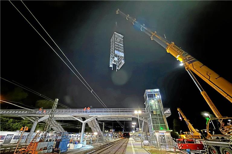 Der neue Aufzug für den Bahnhof Backnang kommt. 