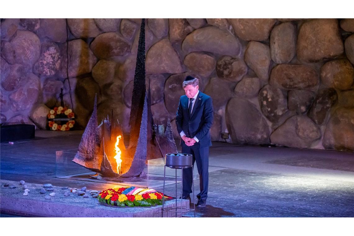 Wadephul in Israel: Zwischen Staatsraison und großer Sorge Der neue Außenminister Johann Wadephul (CDU) in der Holocaust-Gedenkstätte Yad Vashem in Jerusalem. Er betont bei seinem Besuch: Die neue schwarz-rote Regierung stehe dazu, dass Israels Sicherheit zur deutschen Staatsraison gehört.