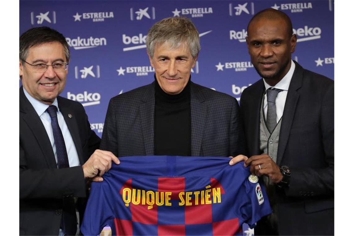 Neuer Coach Setién will mit Barça alles gewinnen Der neue Barça-Coach Quique Setién (M.) bei seiner Vorstellung mit Club-Präsident Josep Maria Bartomeu (l) und Sportdirektor Eric Abidal. Foto: Emilio Morenatti/AP/dpa