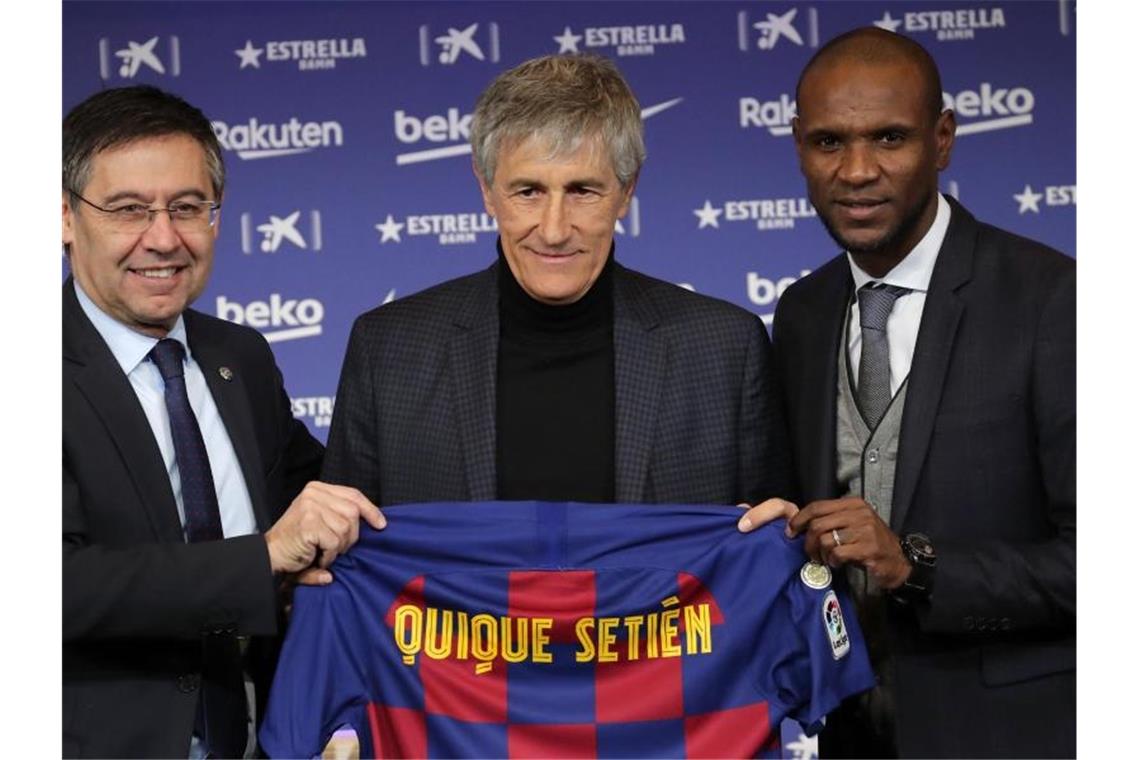 Der neue Barça-Coach Quique Setién (M.) bei seiner Vorstellung mit Club-Präsident Josep Maria Bartomeu (l) und Sportdirektor Eric Abidal. Foto: Emilio Morenatti/AP/dpa