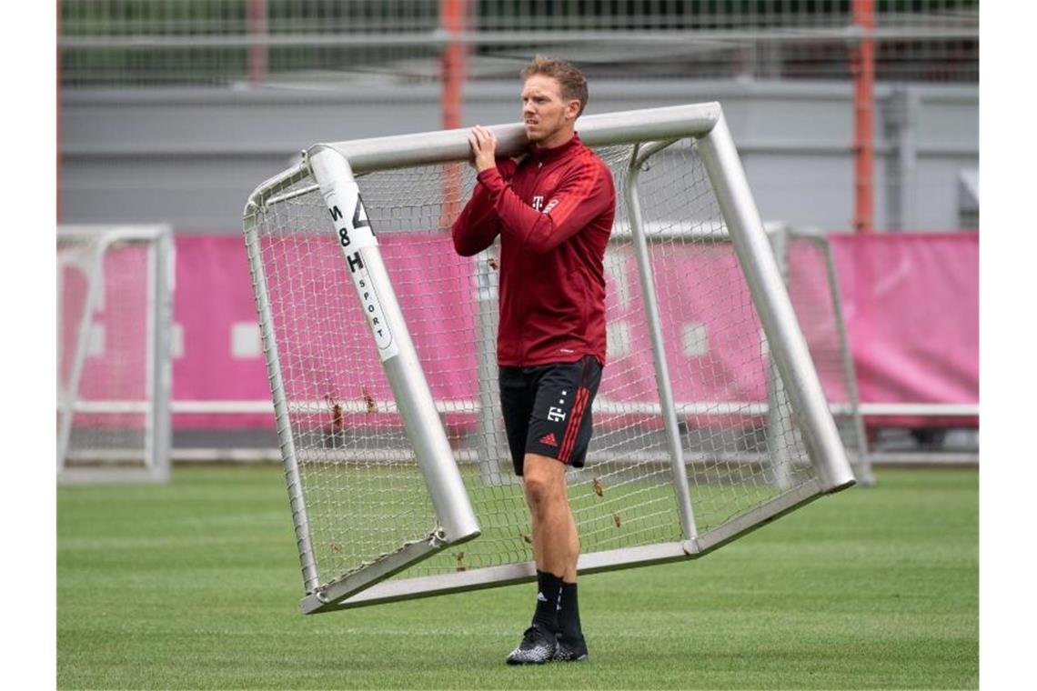 Start bei Bayern: Nagelsmann und der Traum vom Marienplatz Der neue Bayern-Trainer Julian Nagelsmann trägt ein Minitor auf den Trainingsplatz. Foto: Sven Hoppe/dpa